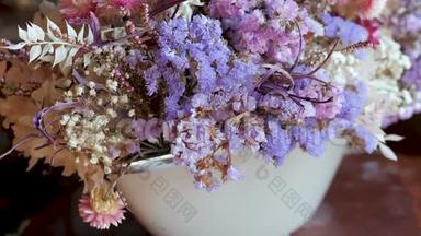鲜花店出售的花束有白色、紫色和紫色的干花和叶子。